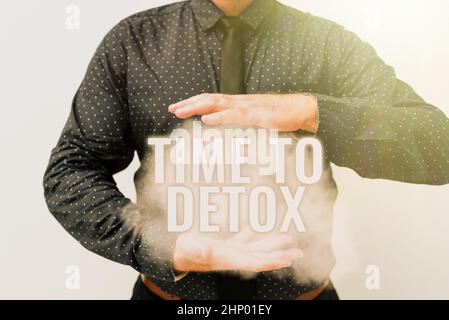 Segno che mostra il tempo di Detox, parola scritta su quando si purifica il vostro corpo di tossine o smettere di consumare droga presentare nuovi piani e idee dimostrare Foto Stock