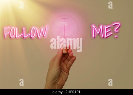 Didascalia di testo Presentazione domanda Seguimi, foto concettuale andare o venire dopo persona o cosa procedere avanti mano tenendo la lampada mostrare o presentare Foto Stock