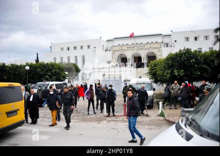 Tunisi, Tunisia. 17th Feb 2022. Grand Tunis, Tunisia. 17 febbraio 2022. I sostenitori del Football Club Africain protestano per la morte del tifoso di calcio Omar Abidi, di fronte al Tribunale di primo grado nella città tunisina di ben Ayre. Omar Abidi, 19 anni, annegò in un ruscello vicino allo Stadio Rades nel 2018, a seguito di una partita tra il Club Africain e le squadre Olympique Medenine. Credit: ZUMA Press, Inc./Alamy Live News Foto Stock