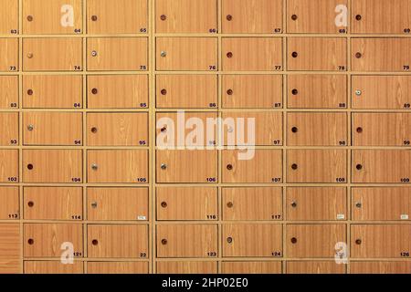 Armadietto in legno scatole, con serrature in metallo nel post office. Foto Stock