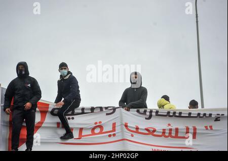 Tunisi, Tunisia. 17th Feb 2022. Grand Tunis, Tunisia. 17 febbraio 2022. I sostenitori del Football Club Africain protestano per la morte del tifoso di calcio Omar Abidi, di fronte al Tribunale di primo grado nella città tunisina di ben Ayre. Omar Abidi, 19 anni, annegò in un ruscello vicino allo Stadio Rades nel 2018, a seguito di una partita tra il Club Africain e le squadre Olympique Medenine. Credit: ZUMA Press, Inc./Alamy Live News Foto Stock