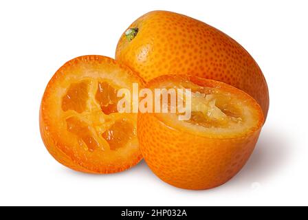 Metà e kumquat maturo intero isolato su sfondo bianco Foto Stock