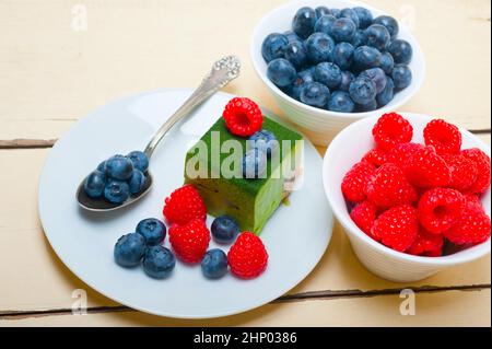 Il tè verde Matcha mousse con lamponi e mirtilli sulla parte superiore Foto Stock