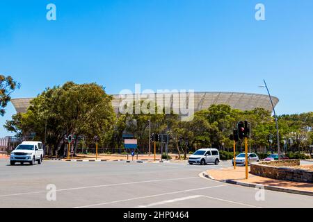 Il famoso Cape Town Stadium dietro la strada a Città del Capo, Sud Africa. Foto Stock