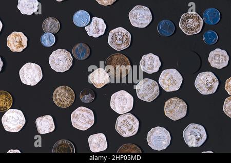 Mix di vecchia antica valuta antica obsoleta indiana Rupee Coin sul pavimento rustico. Full frame. Vista dall'alto del tavolo. Primo piano Foto Stock