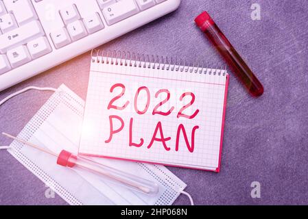 Firma che mostra 2022 piano, idea di business challenging idee obiettivi per il nuovo anno motivazione per iniziare a digitare Note mediche Studi scientifici e Treatmen Foto Stock