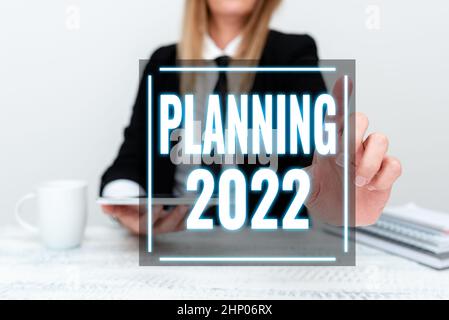 Ispirazione che mostra la pianificazione di segno 2022, processo di concetto di affari di fare i programmi per qualcosa l'anno prossimo che presenta i dati di affari corporativi, discussione Foto Stock