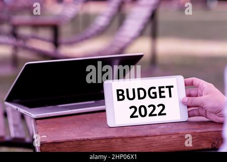 Scrittura testo di visualizzazione Budget 2022, Word scritto su stima di entrate e spese per l'anno prossimo o corrente capacità di chiamata voce e video Foto Stock