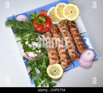 Lula kebab in cucina mediterranea con erbe fresche Foto Stock