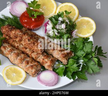 Lula kebab in cucina mediterranea con erbe fresche Foto Stock