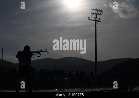 Zhangjiakou, Cina. 18th Feb 2022. 18 Febbraio 2022, Cina, Zhangjiakou: Olimpiadi, biathlon, iniziare a sparare prima di inizio di massa, 15 km, uomini, in Hualindong Ski Resort, Johannes Thingnes Bo di Norvegia in azione. Foto: Hendrik Schmidt/dpa Credit: dpa Picture Alliance/Alamy Live News Foto Stock