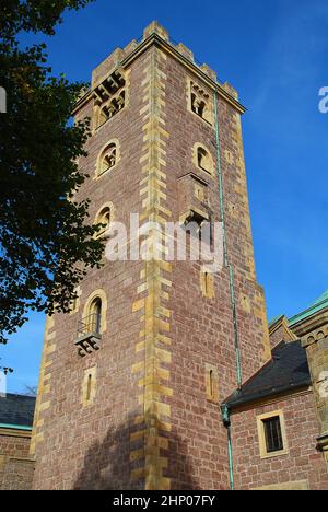Castello di Wartburg vicino a Eisenach, Keep (Bergfried tedesco) e cortile interno, Germania, Europa. Un torrione è un tipo di torre fortificata costruita all'interno di castelli Foto Stock