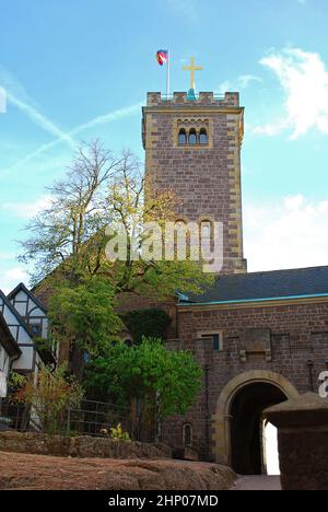 Castello di Wartburg vicino a Eisenach, Keep (Bergfried tedesco) e cortile interno, Germania, Europa. Un torrione è un tipo di torre fortificata costruita all'interno di castelli Foto Stock