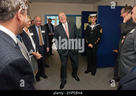 Ridendo il Principe Andrea, il Duca di York ride durante una visita a un'organizzazione benefica per senzatetto in Cornovaglia Foto Stock