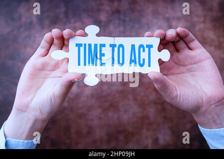 Scrittura visualizzazione del testo Time to Act, parola scritta sul momento giusto per iniziare a lavorare o fare roba subito Businesswoman trovare strategia per Resol Foto Stock