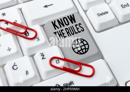 Segno di testo che mostra conoscere le regole, concetto di Internet set espliciti o principi di regolamentazione che governano condotta astratto Programmatore digitando codici antivirus, Foto Stock