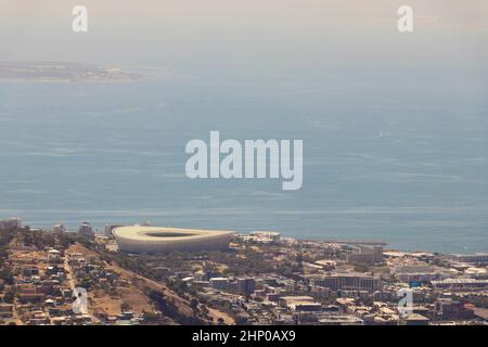 Vedute panoramiche della Città del Capo costa, Robben Island e Cape Town Stadium, Green Point Park e il Sea Point Promenade. Foto Stock