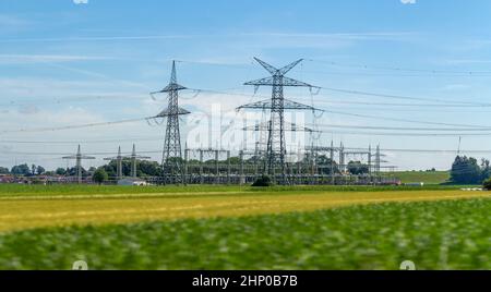 Sottostazione di trasformazione dell'energia elettrica in estate nella Germania meridionale Foto Stock