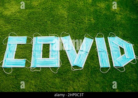 Covid World composto da molte maschere mediche Foto Stock