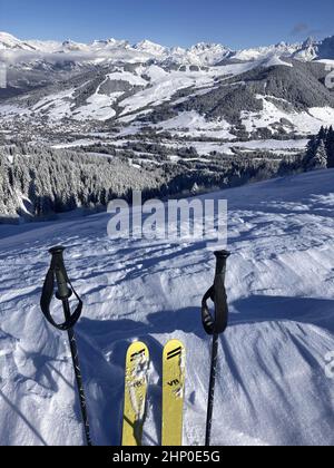 Haute-Savoie (74) comprensorio sciistico Megeve. In primo piano, i nuovi skis DINAMICI (produzione artigianale) del leggendario marchio di sci, recentemente rilanciati da Foto Stock