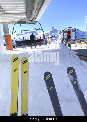 Francia, Haute-Savoie (74) Stazione sciistica di Megeve, comprensorio sciistico di Rochebrune. Arrivo in cima alla seggiovia Fontaine. Il leggendario marchio di sci Dynamic relaunc Foto Stock