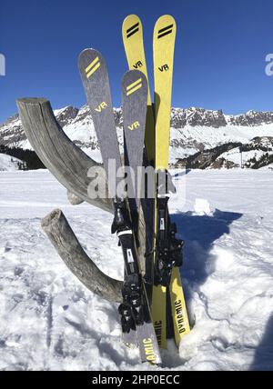 Haute-Savoie (74) comprensorio sciistico Megeve. I nuovi sci DINAMICI (produzione artigianale) del leggendario marchio di sci, recentemente rilanciati da Ingrid Menet. Il Foto Stock
