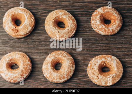 Bellissimi molti bagel e pani di zenzero giacciono su uno sfondo marrone Foto Stock