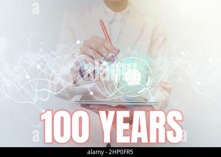 Caption concettuale 100 anni, Business Approach Remembering giorno speciale per essere 100 anni in esistenza Lady in uniforme utilizzando futuristico Mobile Holog Foto Stock