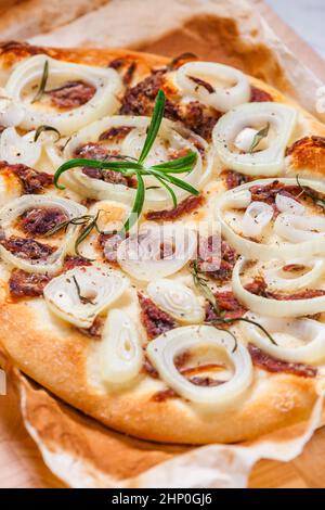 pizza fatta in casa con acciughe e cipolla Foto Stock