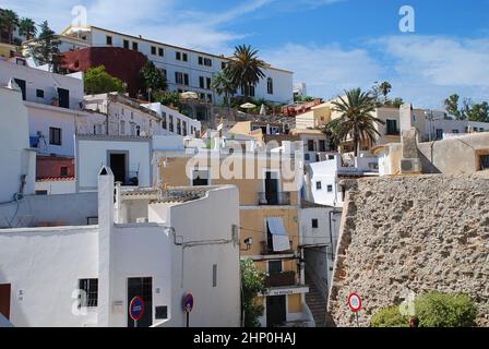 Facciate tipiche della casa nella città di Ibiza, Spagna. Il nome ufficiale della città di Ibiza è la città catalana di Eivissa o Eivissa Foto Stock