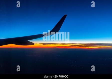 Sorvolando l'Europa dalla Germania a Maiorca al bellissimo tramonto colorato. Foto Stock