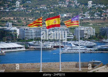 Ibiza, Spagna: Vista dal centro storico al porto. Il nome ufficiale della città di Ibiza è la città catalana di Eivissa o Eivissa Foto Stock