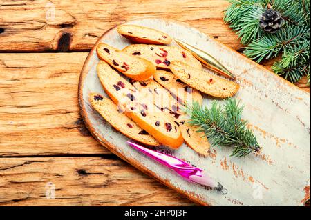 Biscotti freschi di biscotti con mirtilli secchi. Cantuccini, cibo di natale Foto Stock