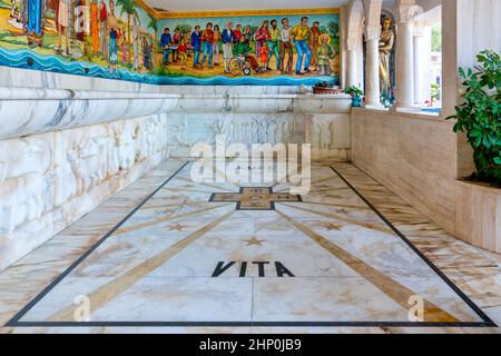 Miracolosa fontana d'acqua sorga nel Santuario Madonna dello splendore di Giulianova Foto Stock