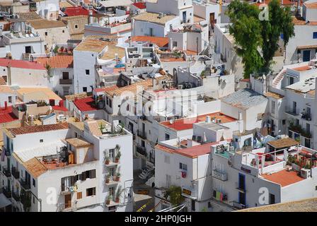 Ibiza, Spagna: Vista dal centro storico al porto. Il nome ufficiale della città di Ibiza è la città catalana di Eivissa o Eivissa Foto Stock