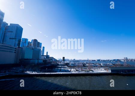 Vista di un molo sul lato ovest di Hell's Kitchen a Manhattan, New York City, USA, in una fredda e soleggiata giornata invernale Foto Stock
