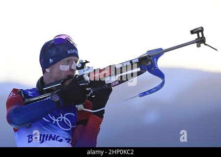 Zhangjiakou, Cina. 18th Feb 2022. Johannes Thingnes Bo dalla Norvegia compete nel biathlon maschile di partenza di massa di 15 chilometri durante le Olimpiadi invernali del 2022, il 18 febbraio 2022, a Zhangjiakou, Cina. Credit: Roman Vondrous/CTK Photo/Alamy Live News Foto Stock