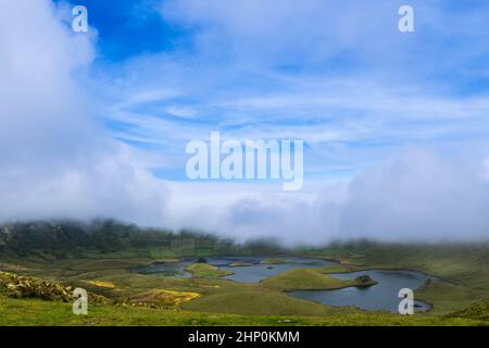 Vista sul cratere vulcanico (Caldeirao) con un bel lago sulla cima dell'isola di Corvo. Isole Azzorre, Portogallo. Foto Stock