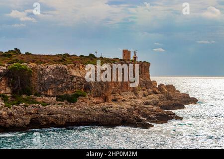 Splendida vista sulla baia e Torre d’en Beu a Cala Figuera Santanyí Mallorca Spagna. Foto Stock