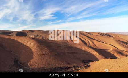 Panorama delle colline con regolare modello di terreno marrone in Tizi'n-Tinififft passo Ouaourmas Marocco, cielo blu sopra. Foto Stock