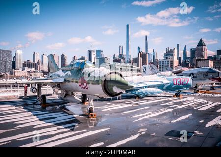 Durante la guerra fredda sfatò MIGS in mostra sul ponte di volo della USS Intrepid Sea, Air and Space Museum a NYC, NY, USA Foto Stock