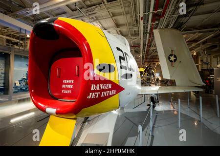 Motore di un North American FJ-3 Fury con ali ripiegate sul ponte hangar della USS Intrepid Sea, Air and Space Museum a New York, NY, USA Foto Stock