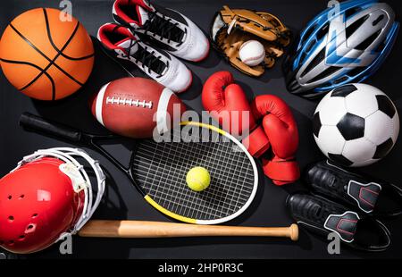 Angolo di Alta Vista di varie attrezzature sportive su sfondo nero Foto Stock