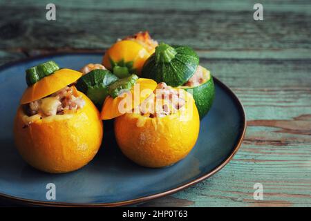 Round al forno zucchine ripiene di carne tritata, verdure e formaggio Foto Stock