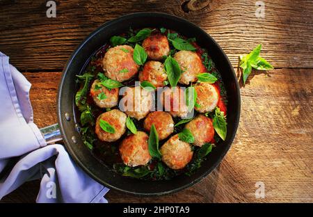 Le polpette di carne in agrodolce salsa di pomodoro sul tavolo rustico. Vista superiore . Foto Stock