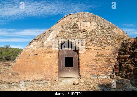 Porta di accesso ad un vecchio mulino ad acqua situato nel fondo del Rio Tinto, in provincia di Huelva, Andalusia, Spagna Foto Stock