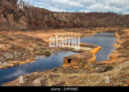 Vecchio mulino ad acqua costruito nel letto del fiume Tinto, Huelva, Spagna Foto Stock