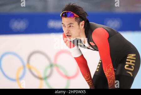 Pechino, Cina. 18th Feb 2022. Ning Zhongyan della Cina reagisce durante il 1000m uomini di pattinaggio di velocità di Pechino 2022 Olimpiadi invernali al National Speed Skating Oval a Pechino, capitale della Cina, 18 febbraio 2022. Credit: Ding Xu/Xinhua/Alamy Live News Foto Stock