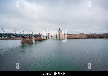 Pont Saint-Pierre e il paesaggio della città a Tolosa, Francia Foto Stock