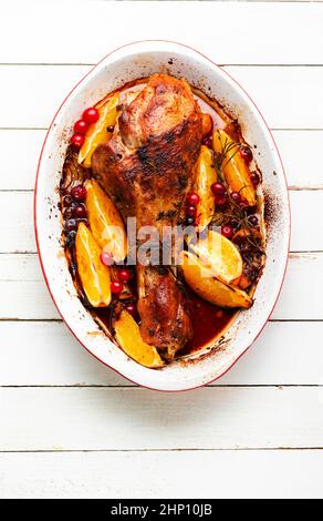 Carne di tacchino al forno con arance. Coscia di tacchino arrosto Foto Stock